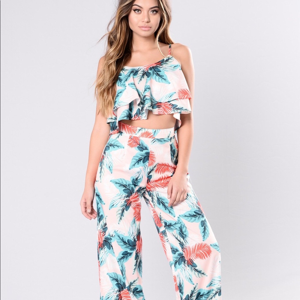 🌺Fashion Nova Tropical Two Piece Pants Set 🌺